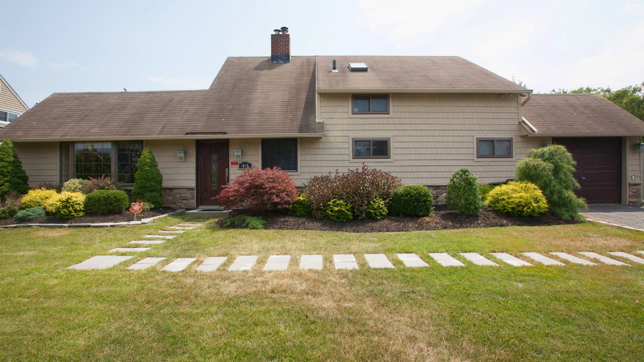 401 Twin Lane S, Wantagh, NY, 11793 Scene 1