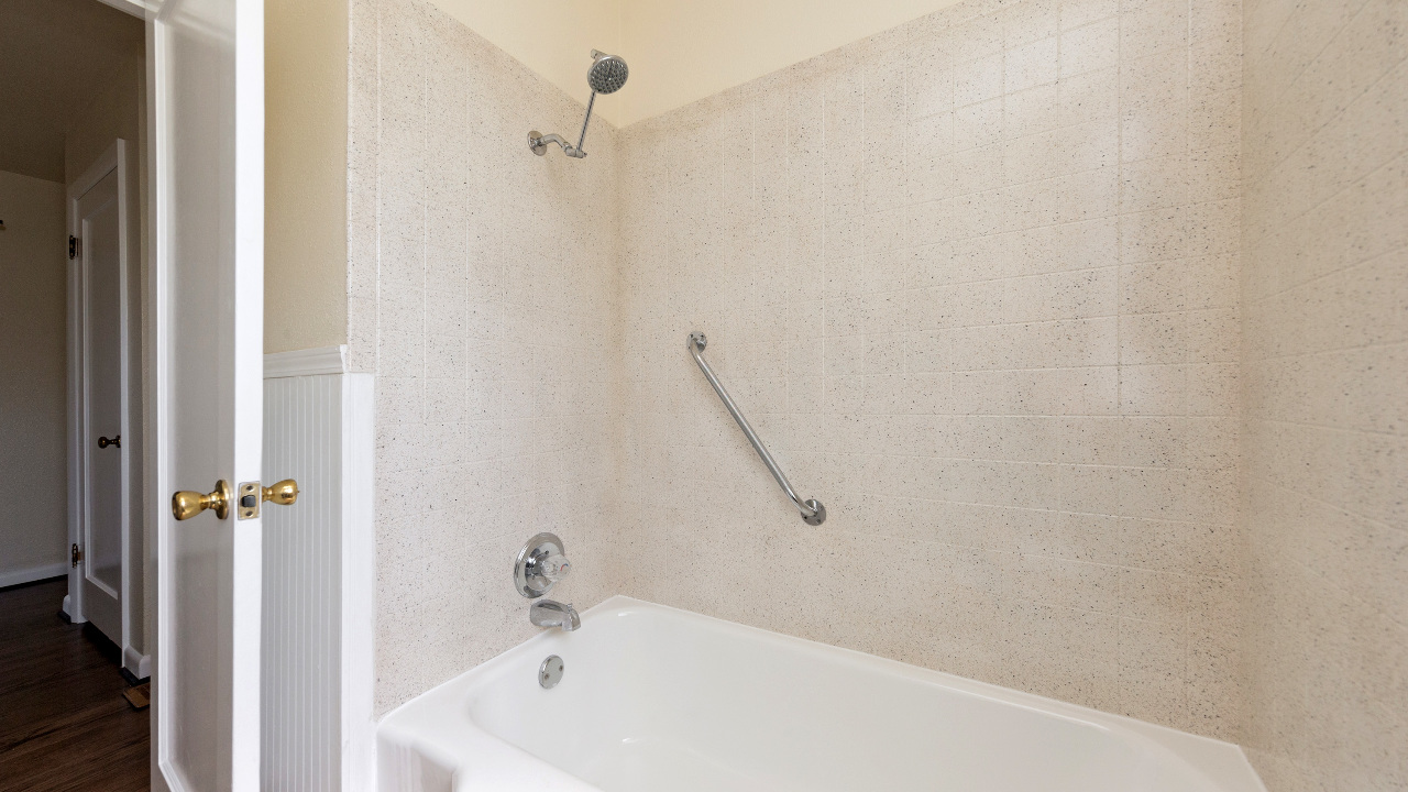 9128 SE Mill St, Portland, OR, 97216 Scene 1