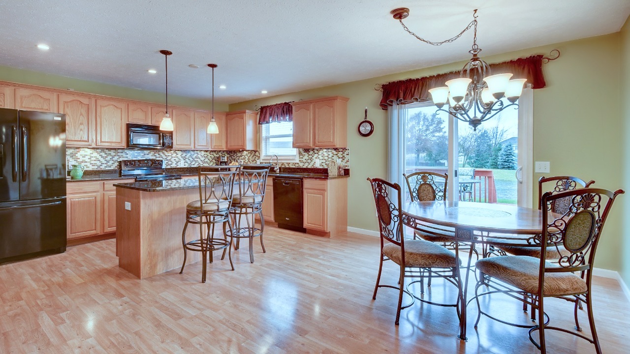 Kitchen & Breakfast Area