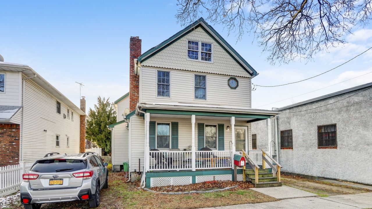 301 S Tenth St, New Hyde Park, NY, 11040 Scene 1