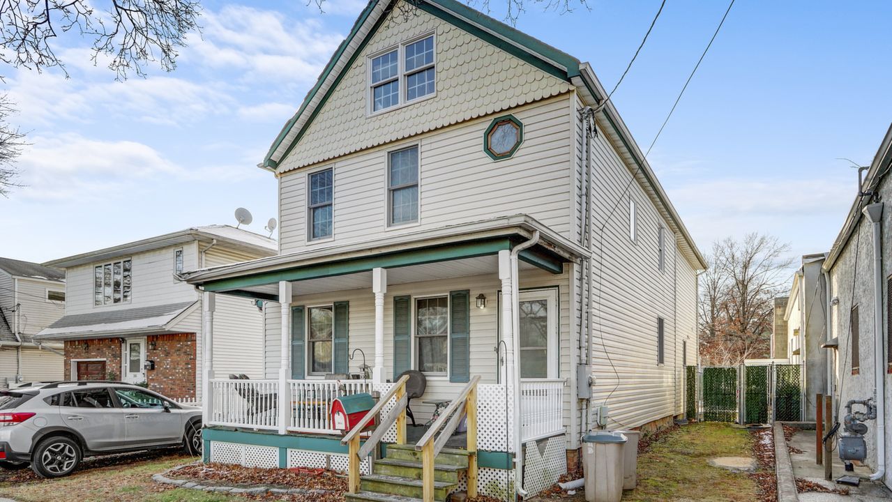 301 S Tenth St, New Hyde Park, NY, 11040 Scene 2