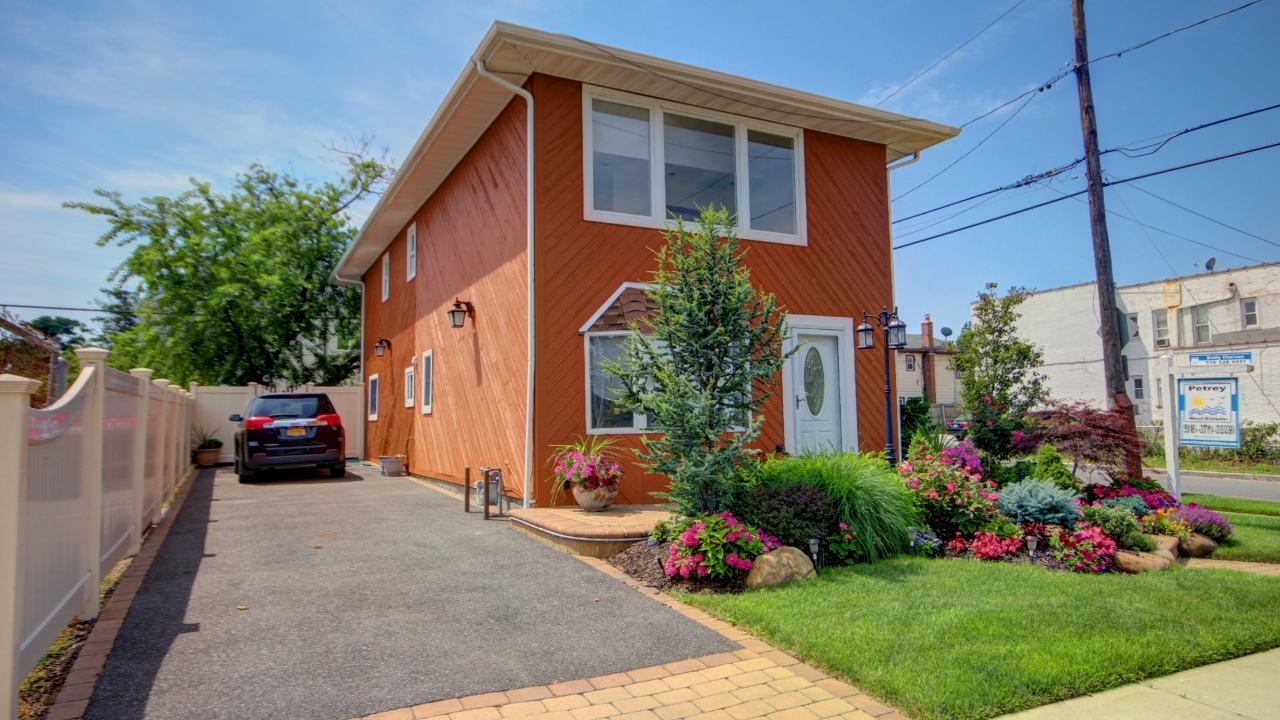 Front of House-Driveway