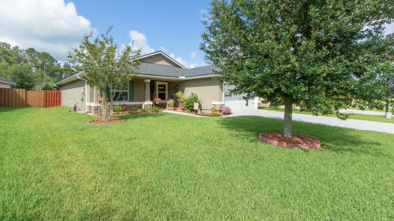 GORGEOUS LANDSCAPED YARD