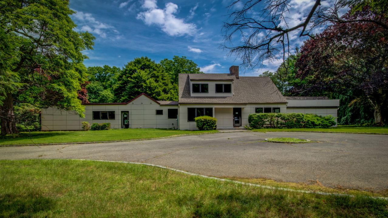 1639 Cedar Swamp Rd, Glen Head, NY, 11545 Scene 1