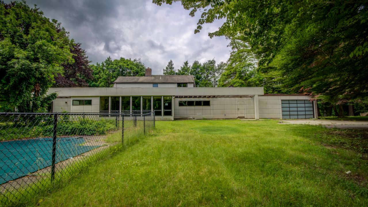 1639 Cedar Swamp Rd, Glen Head, NY, 11545 Scene 2