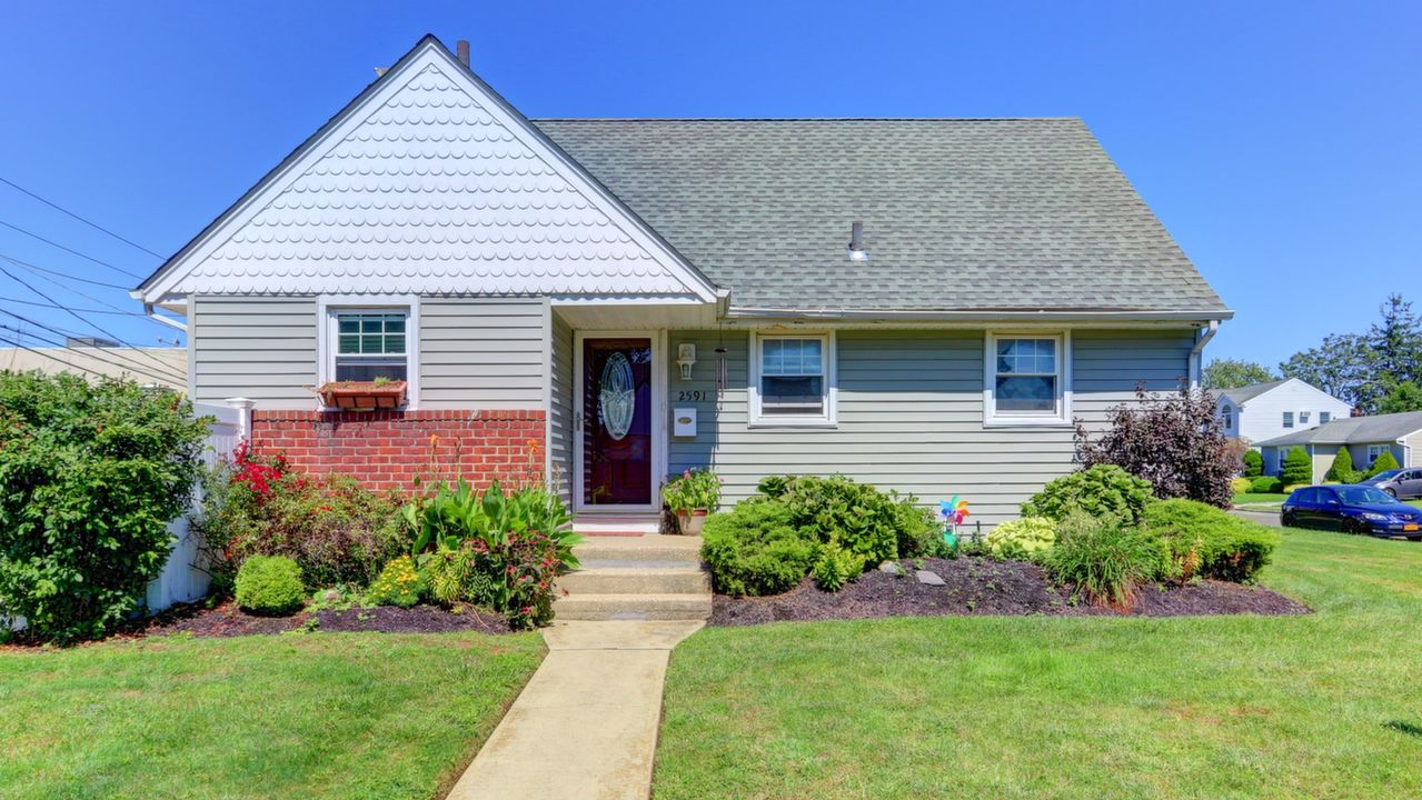 2591 Park St, Westbury, NY, 11590 Scene 1