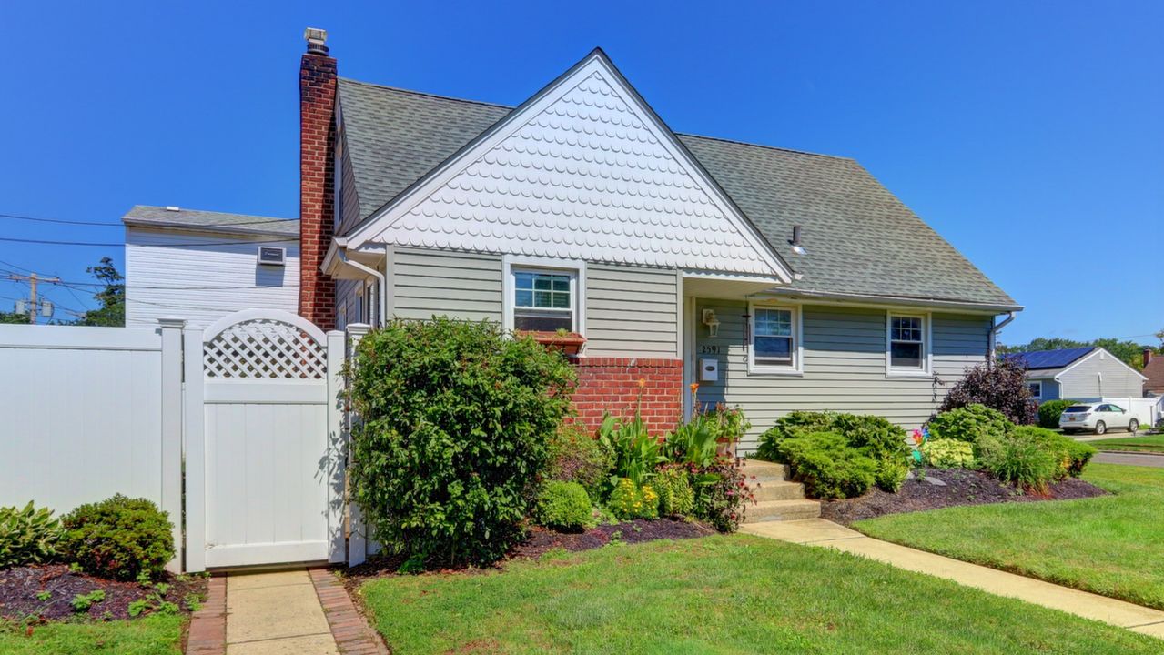 2591 Park St, Westbury, NY, 11590 Scene 2