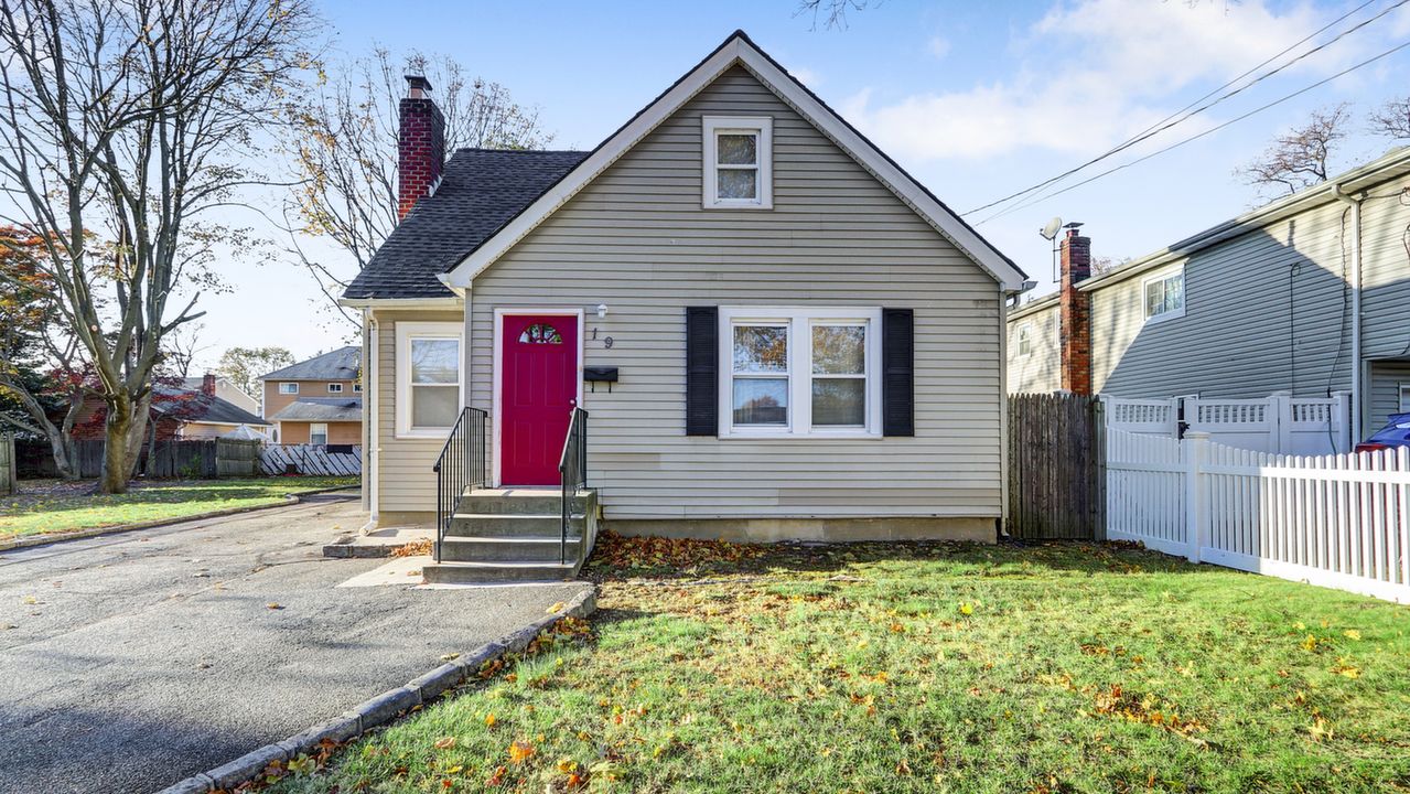 19 4th Ave, Westbury, NY, 11590 Scene 1