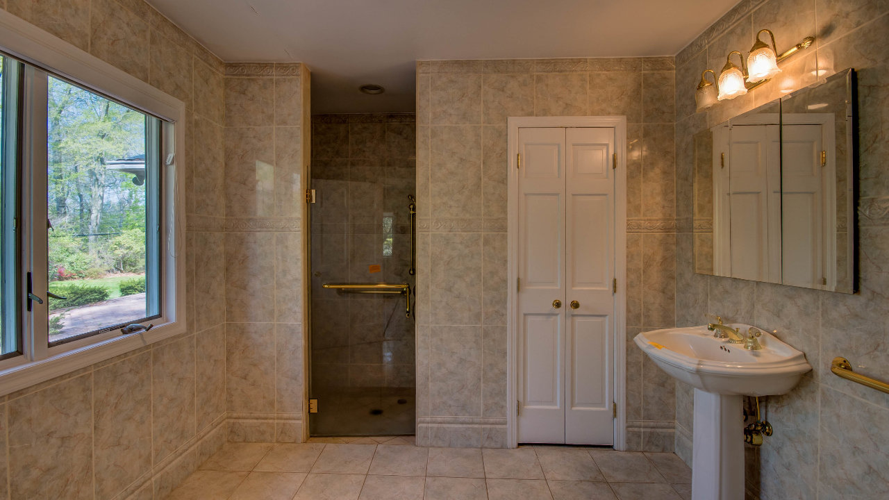 2 Blossom Rd, Kings Point, NY, 11024 Scene 2