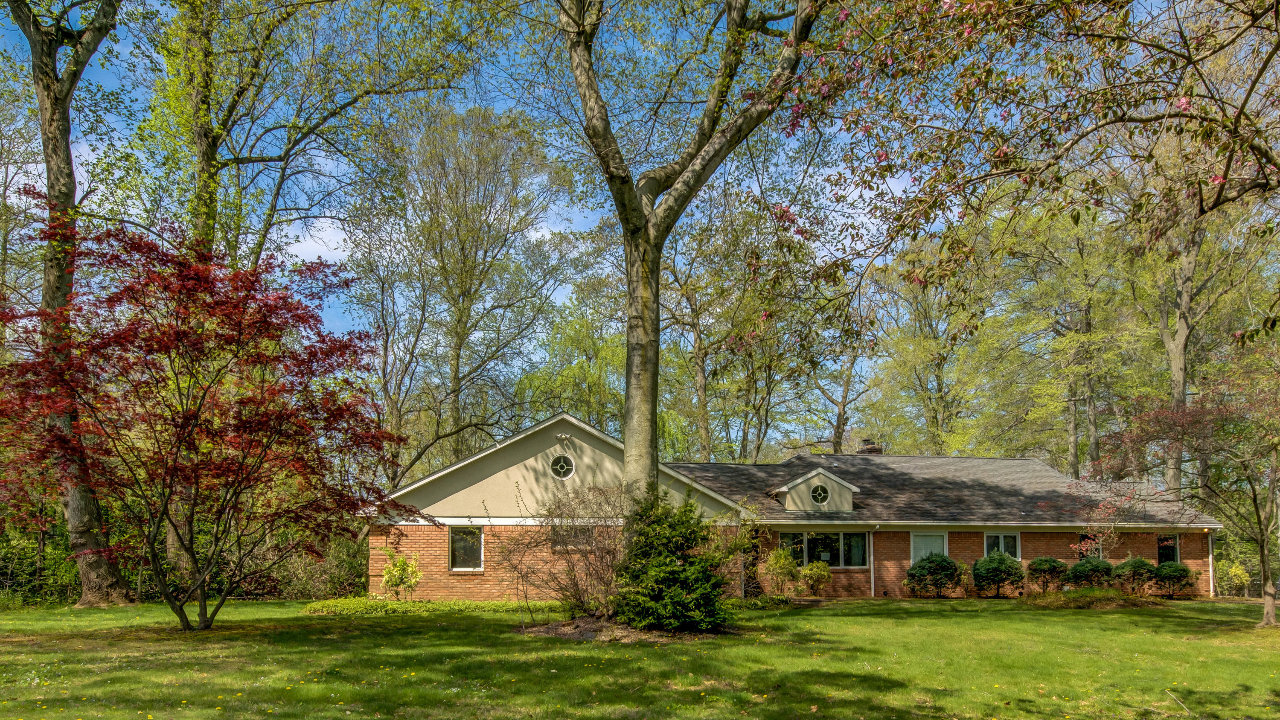 2 Blossom Rd, Kings Point, NY, 11024 Scene 1