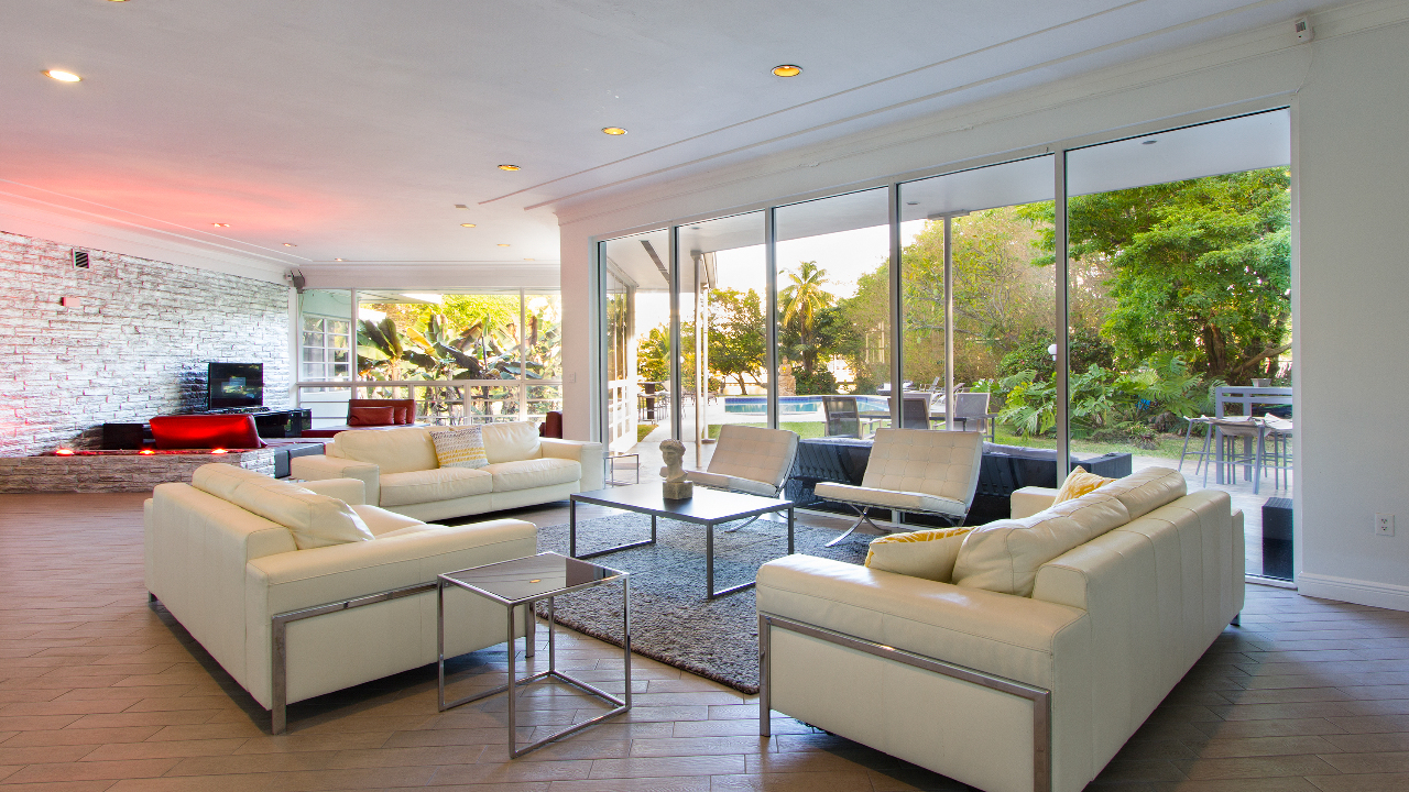 4333-Pine-Tree-Dr-01