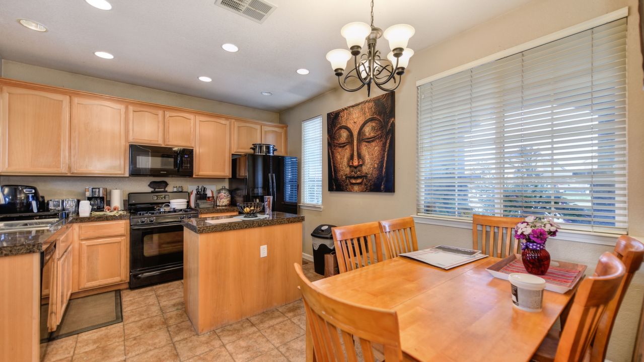 Spacious Eat In Kitchen