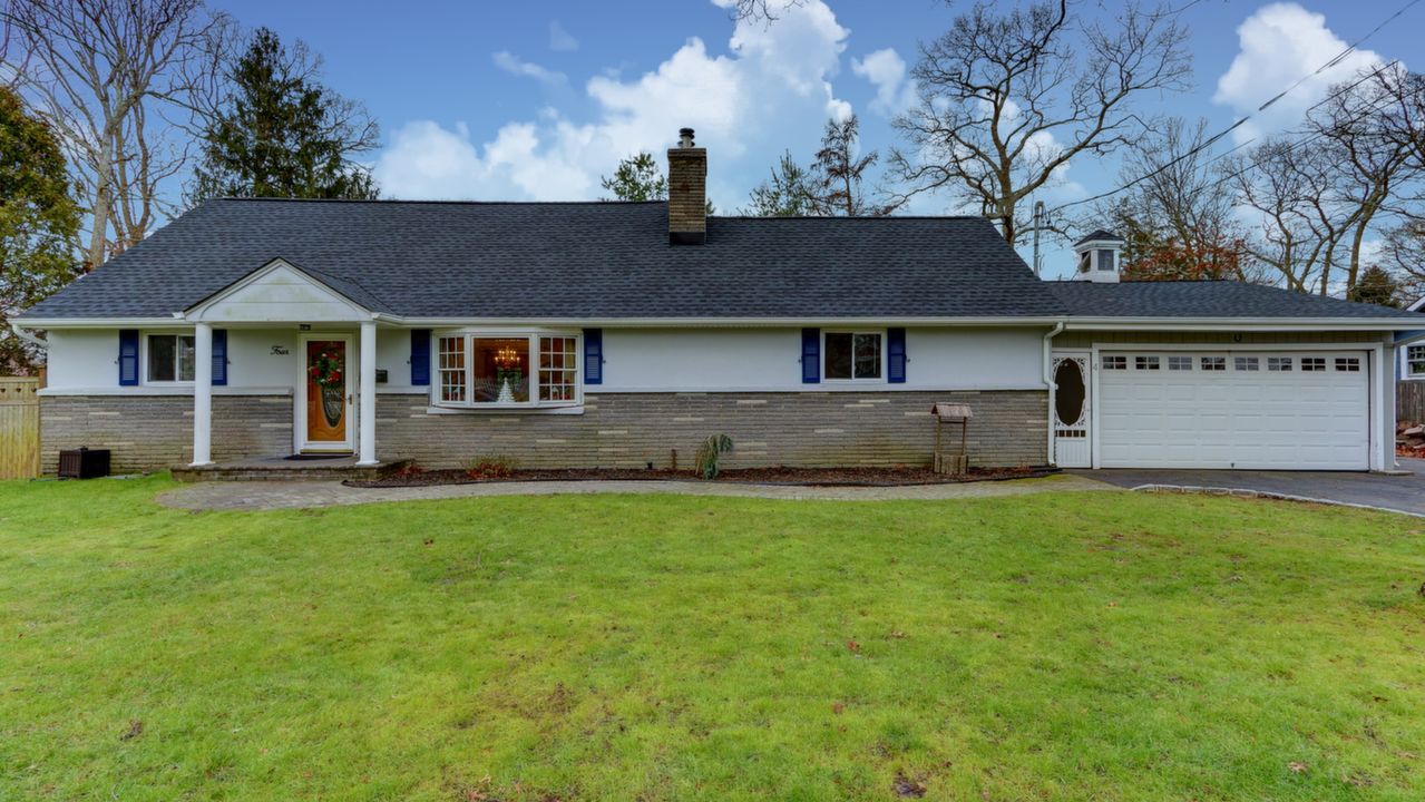 4 Naugatuck Ln, East Islip, NY, 11730 Scene 1