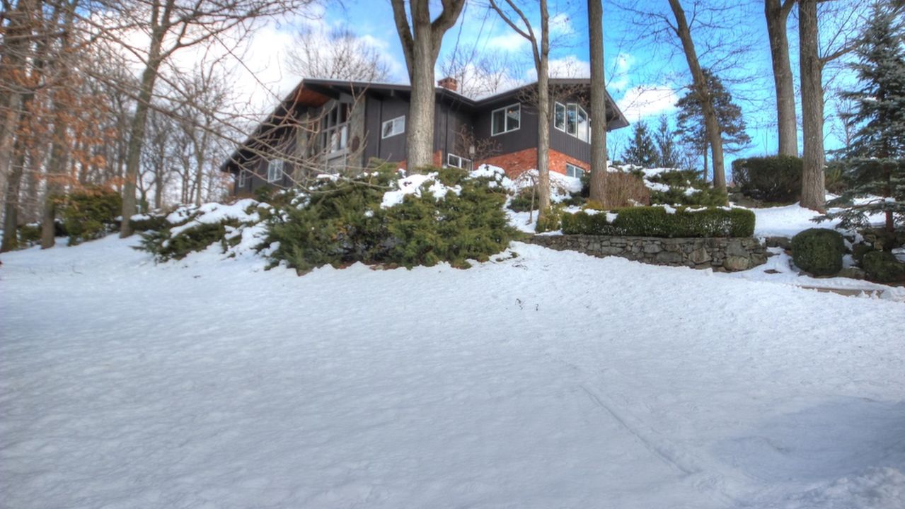 125 Eisenhower Drive, Cresskill, NJ, 07626 Scene 1