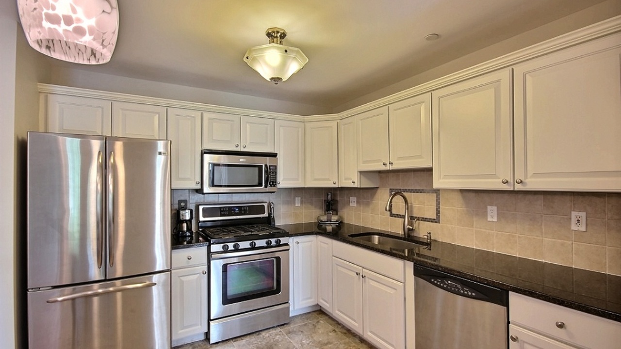 Updated Kitchen w/Stainless-Granite