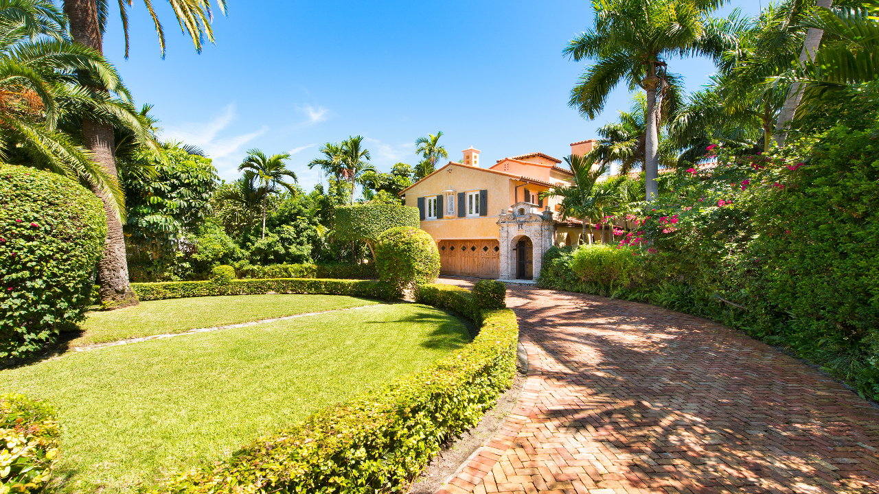 5941-Pine-Tree-Dr-01