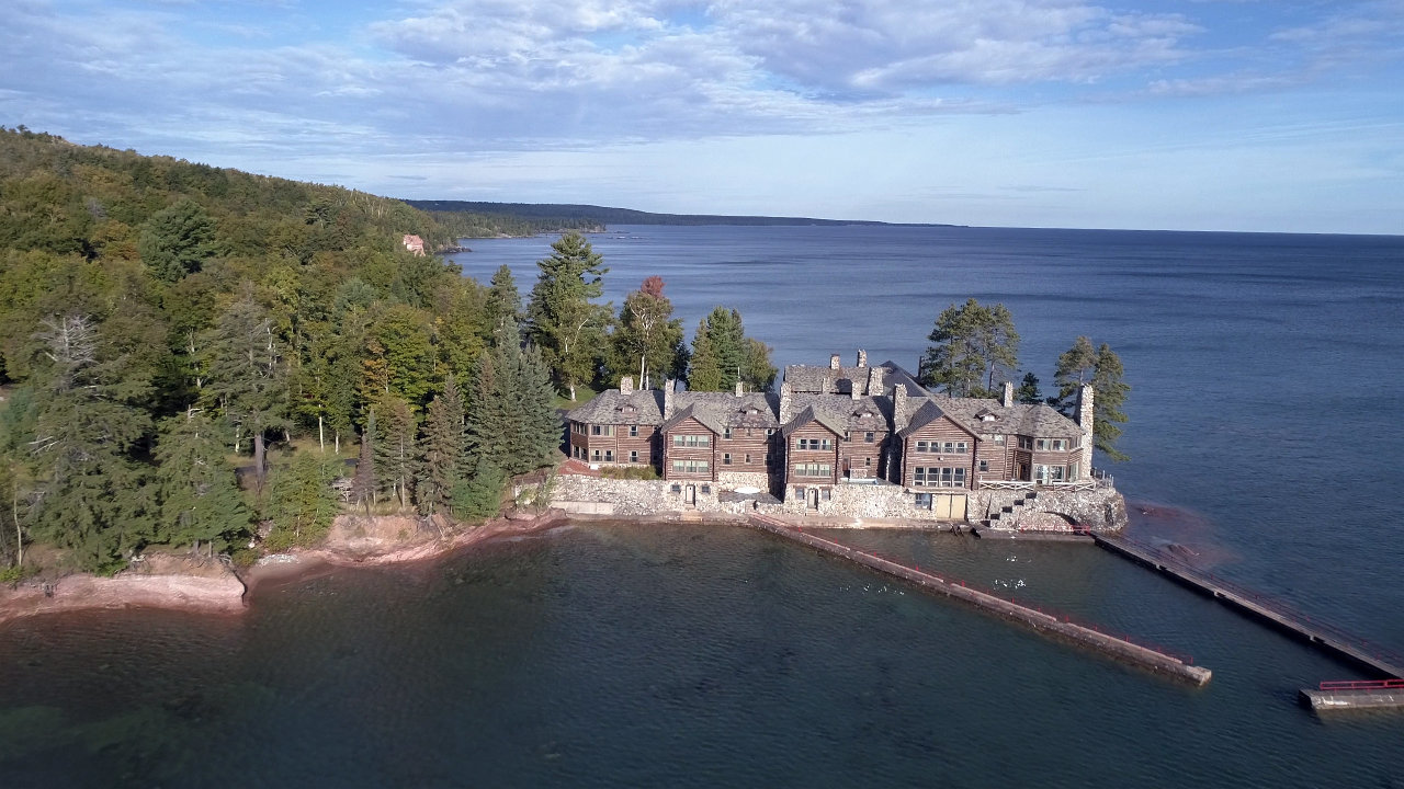 23 Bedrms 13 Bathrms 25 Fireplaces