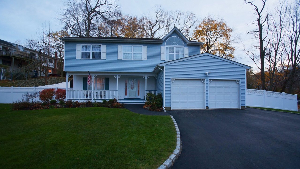 5 East Drive, Ronkonkoma, NY, 11779 Scene 1