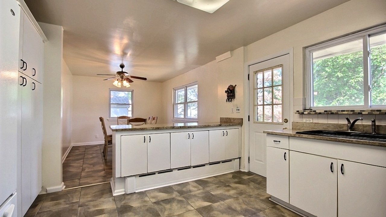 Large Eat In Kitchen