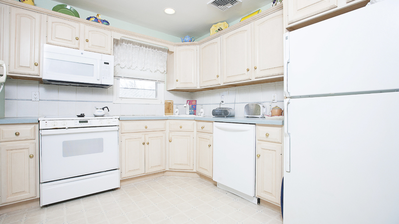 18 Willow Lane, Lindenhurst, NY, 11757 Scene 3