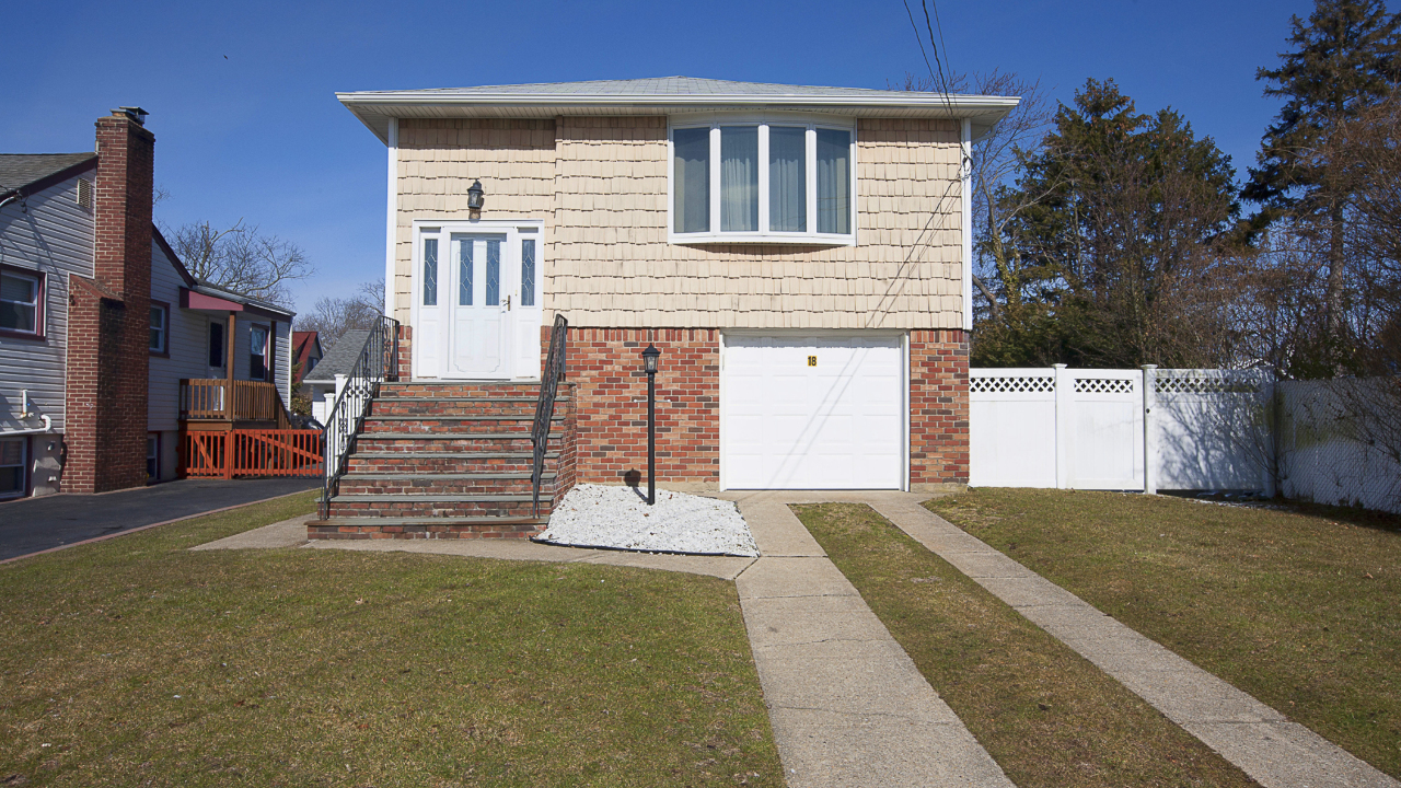 18 Willow Lane, Lindenhurst, NY, 11757 Scene 1