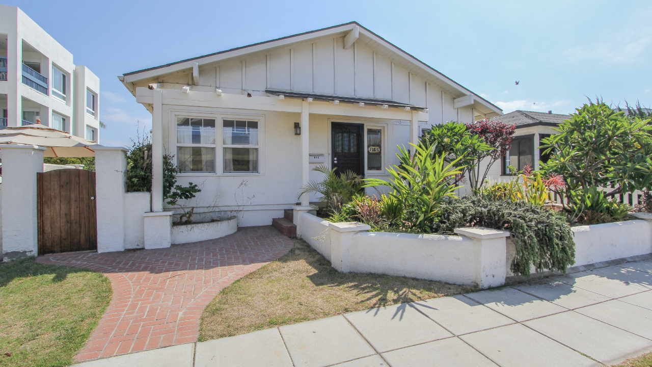 818 N. Pacific St., Oceanside, CA, 92054 Scene 1