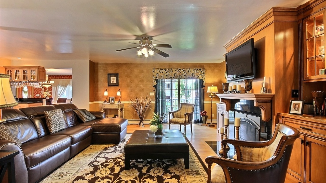 Family Room w/Fireplace