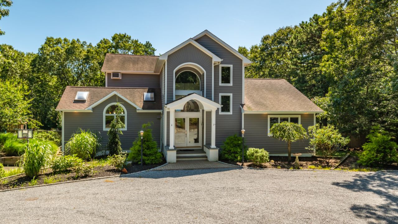 4 Douglas Ct, Hampton Bays, NY, 11946 Scene 1