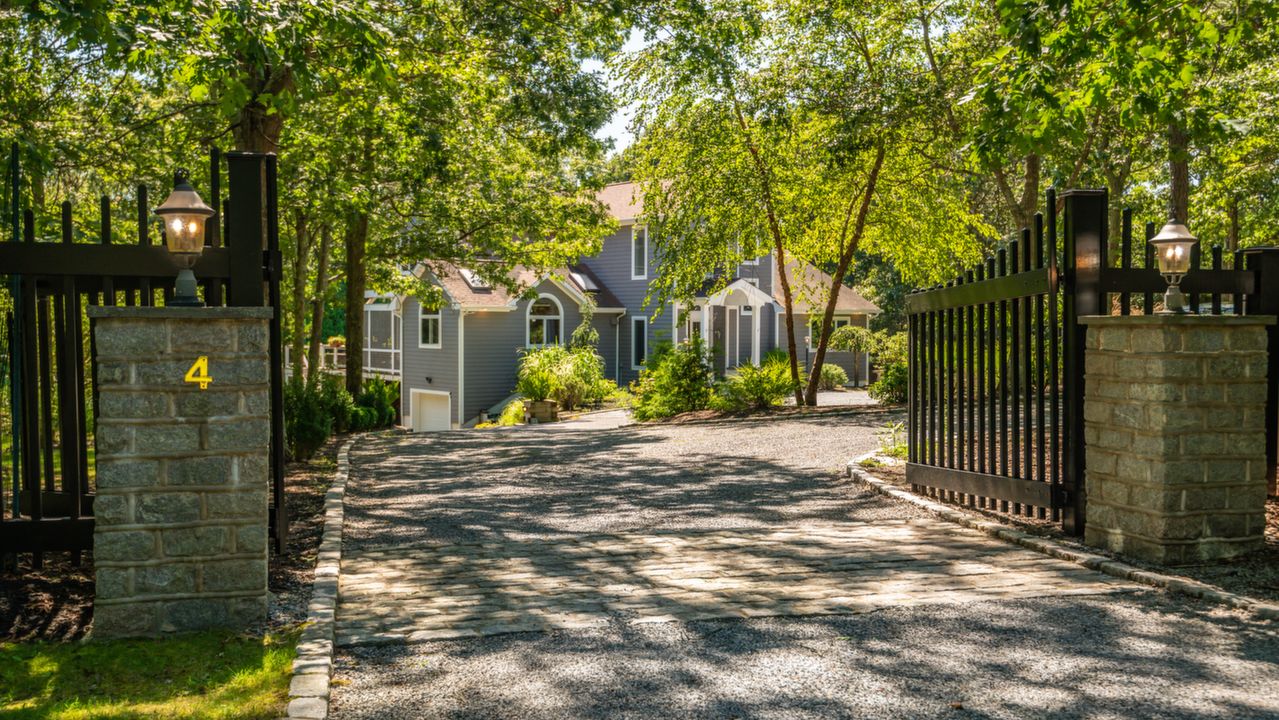 4 Douglas Ct, Hampton Bays, NY, 11946 Scene 2