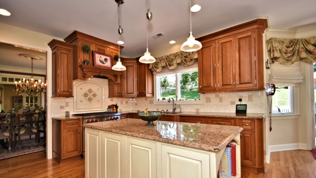 8 Tall Oaks Dr, Holland, PA, 19053 Scene 2