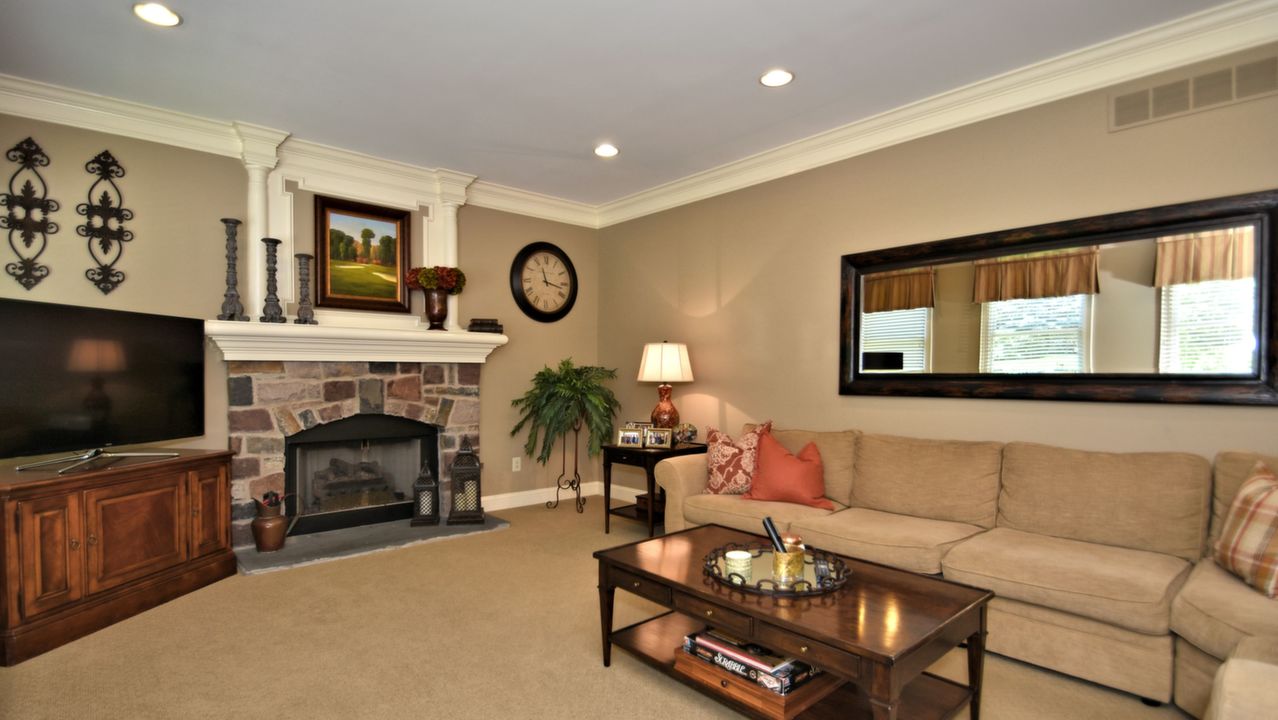 8 Tall Oaks Dr, Holland, PA, 19053 Scene 3