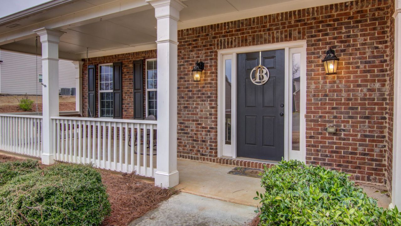 Covered Front Porch & Entrance