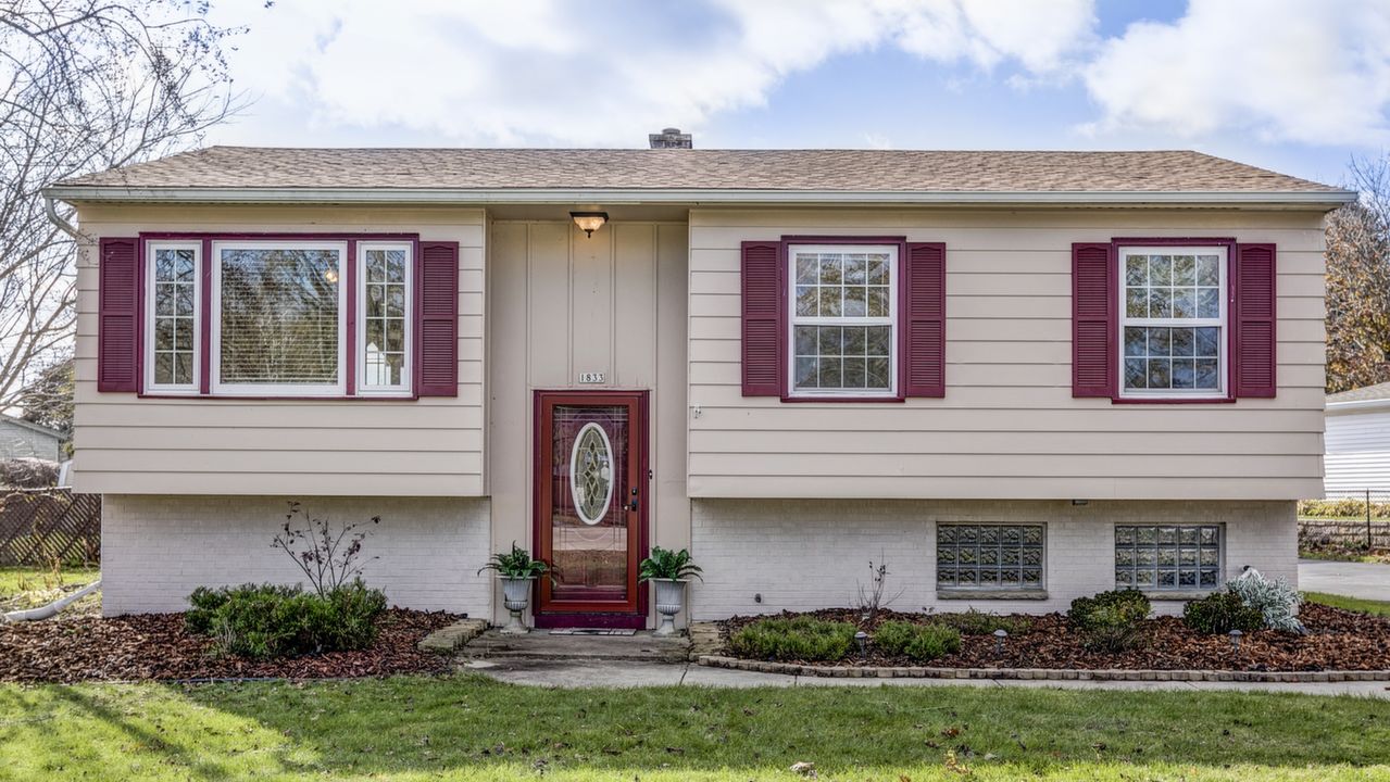 1833 Wind Dale Dr, Caledonia, WI, 53402 Scene 1