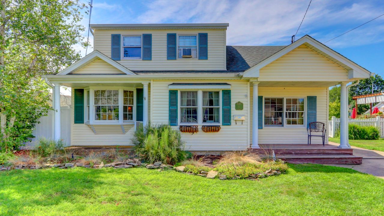 30 East Dr, Copiague, NY, 11726 Scene 1