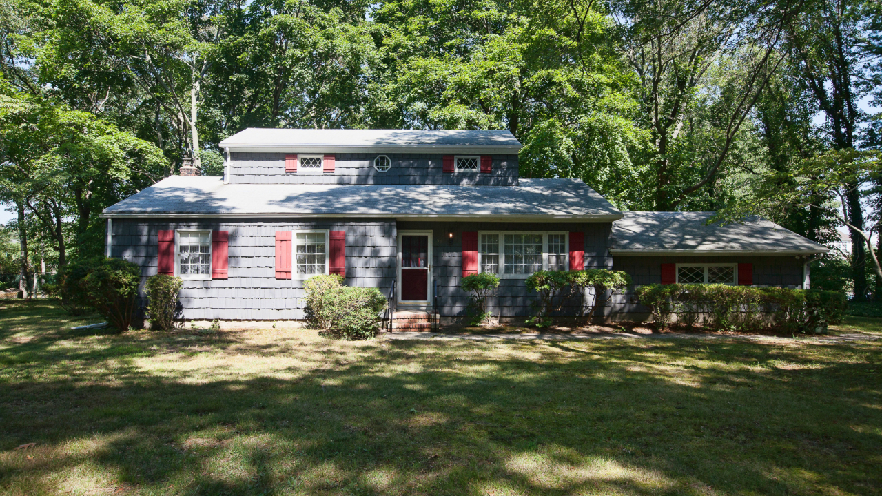 35 Richie Court N, Saint James, NY, 11780 Scene 1