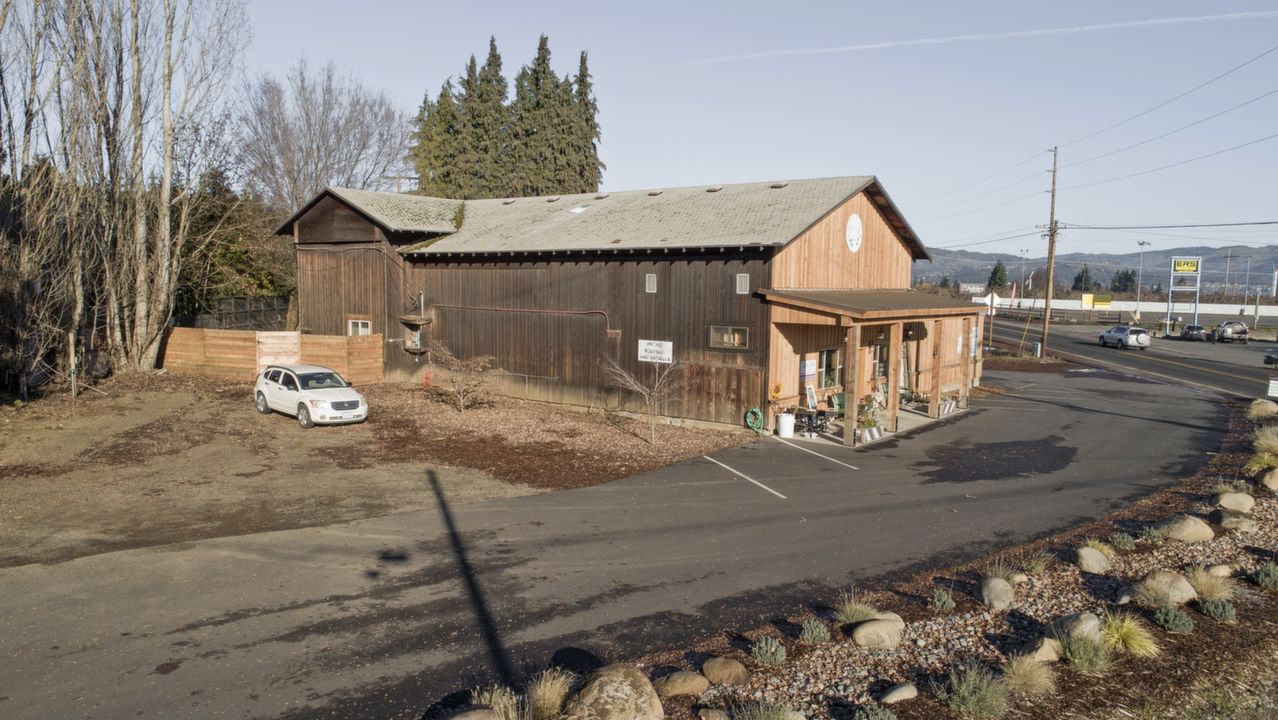 1120 Tucker Rd, Hood River, OR, 97031 Scene 1