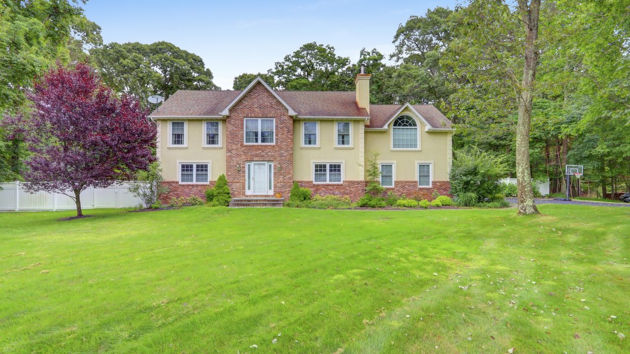 36 Karen Ct, Wading River, NY, 11792 Scene 1