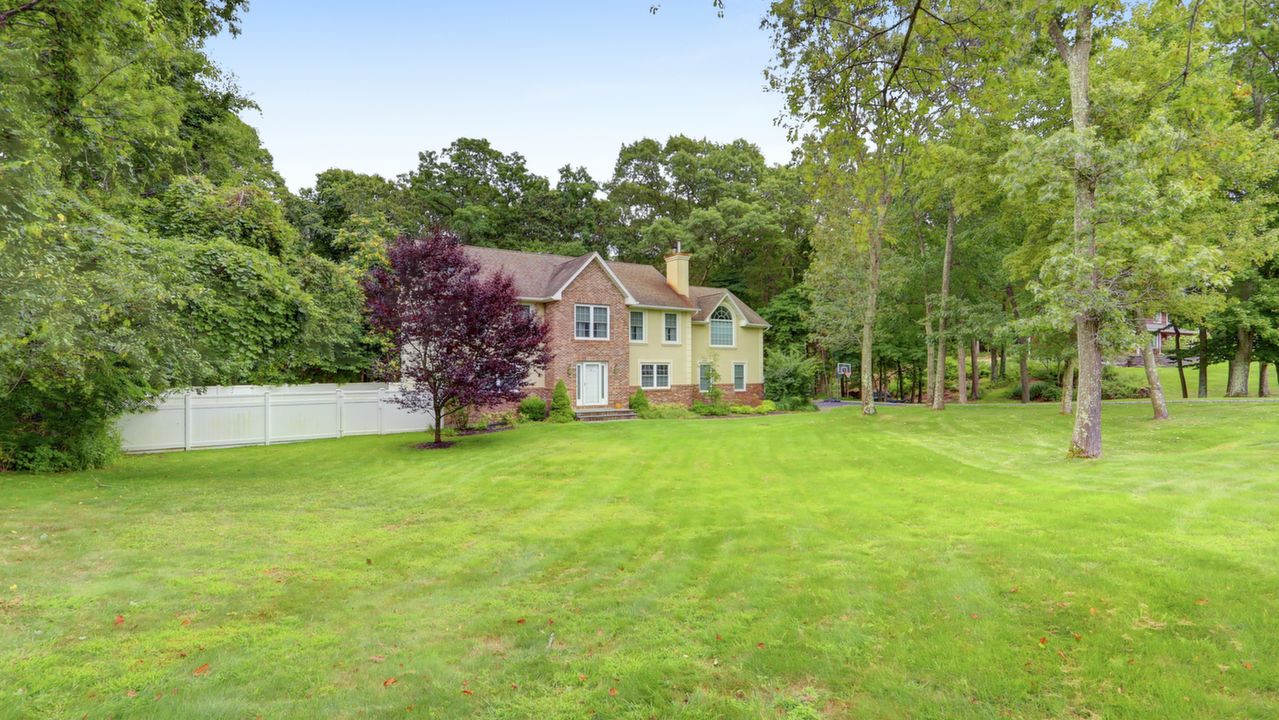 36 Karen Ct, Wading River, NY, 11792 Scene 2