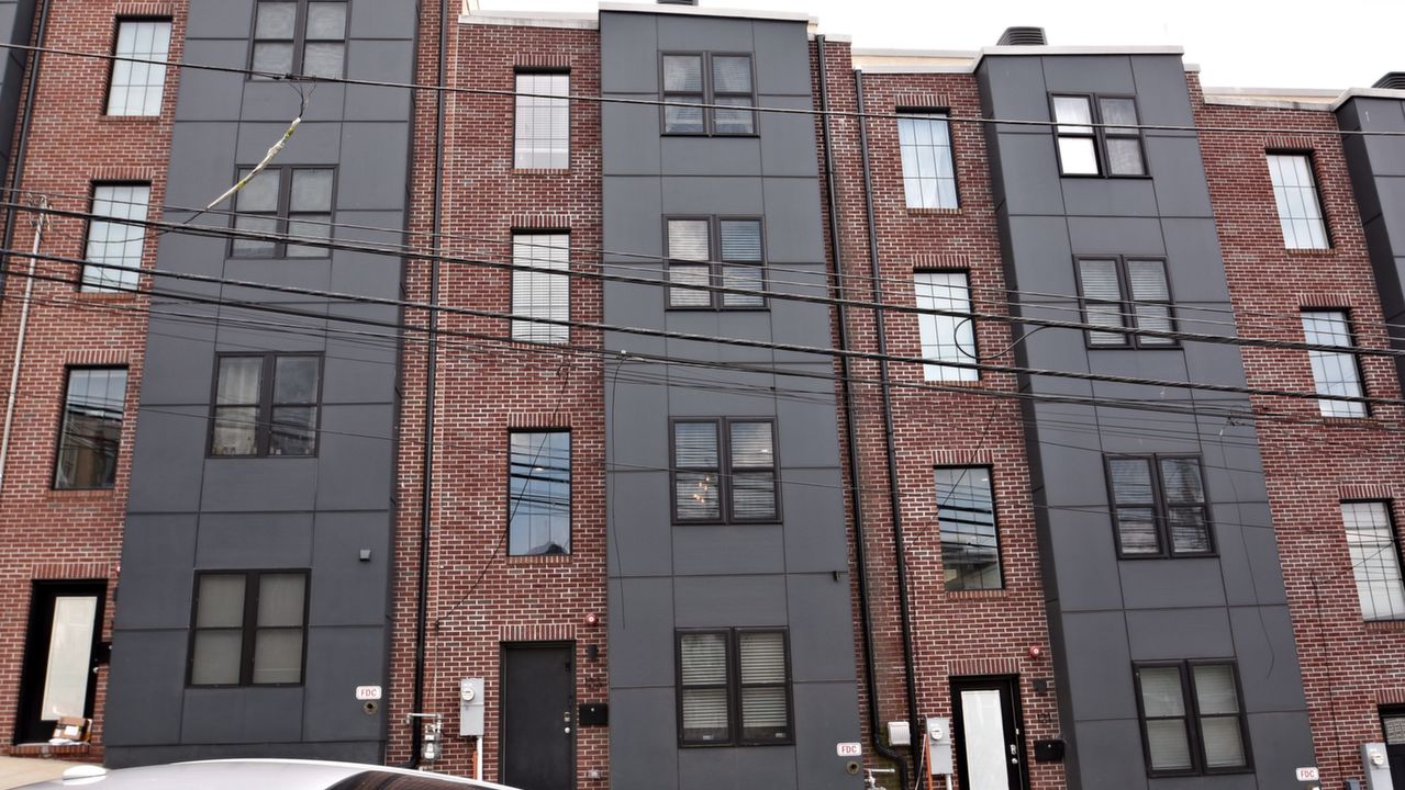 123 Shurs Ln, Philadelphia, PA, 19127 Scene 1