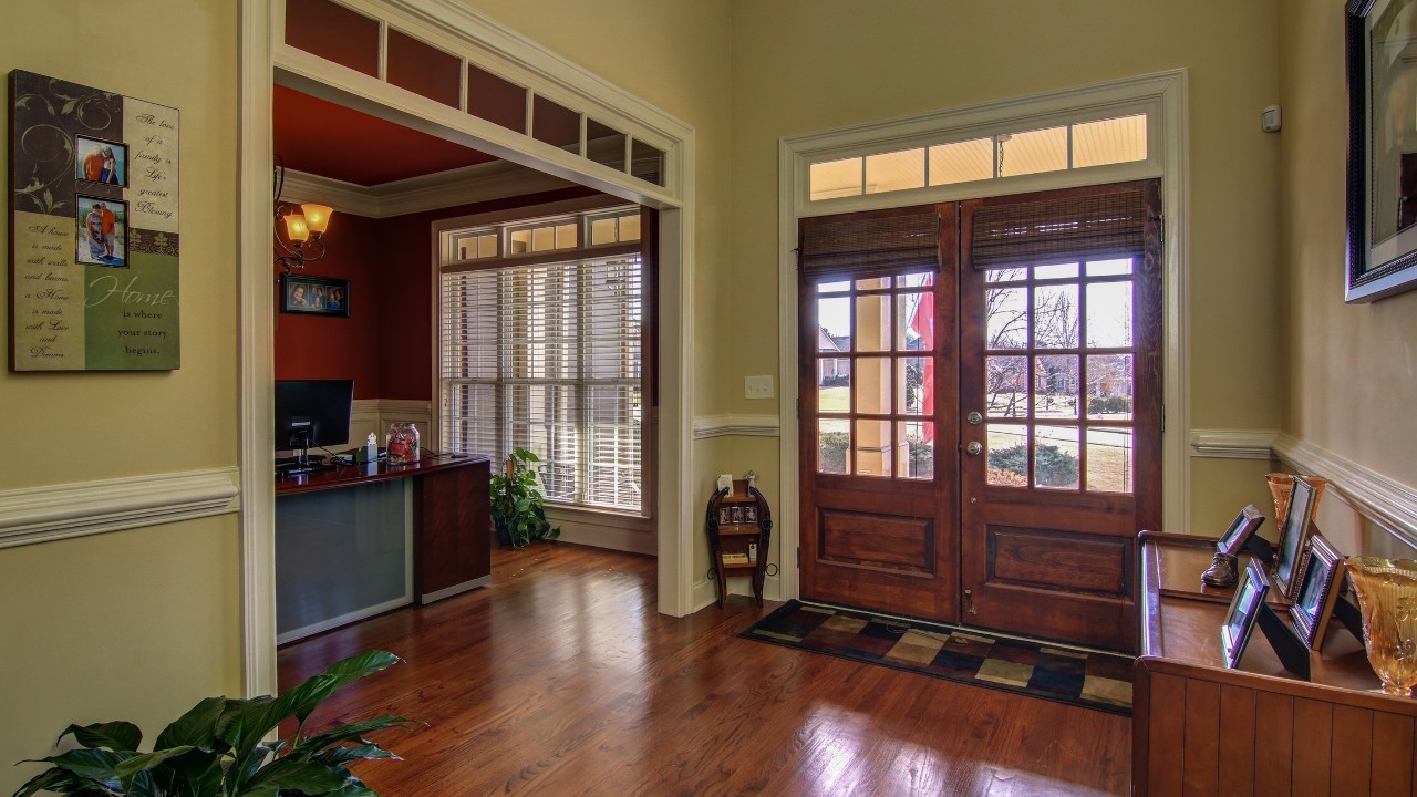 Foyer/Hardwood Floors