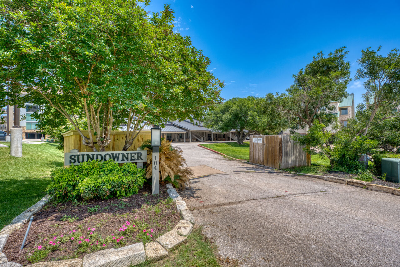 104 Cove East #207, Horseshoe Bay, TX, 78657 Scene 1