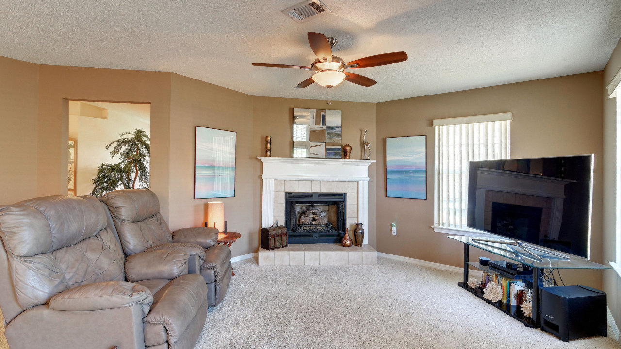 23_Family_Room_02
