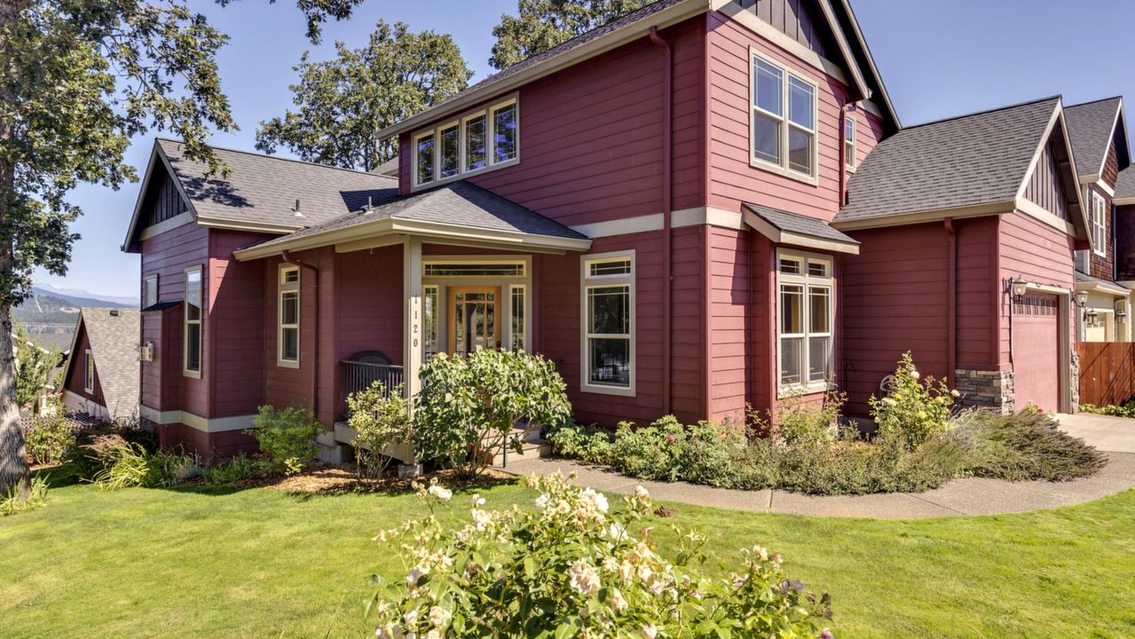 Welcome to 1120 Redtail Loop, Hood River, OR 97031