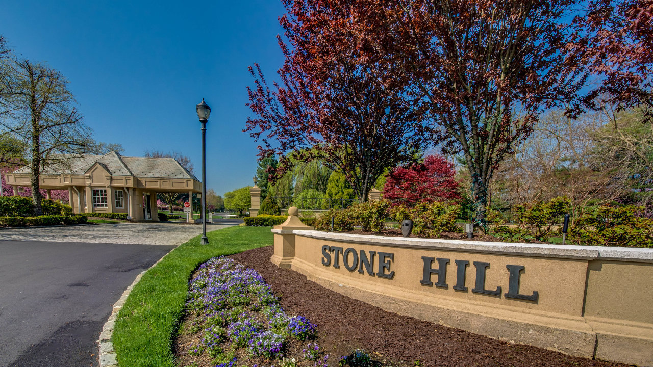 78 Stonehill Dr E, Manhasset, NY, 11030 Scene 2