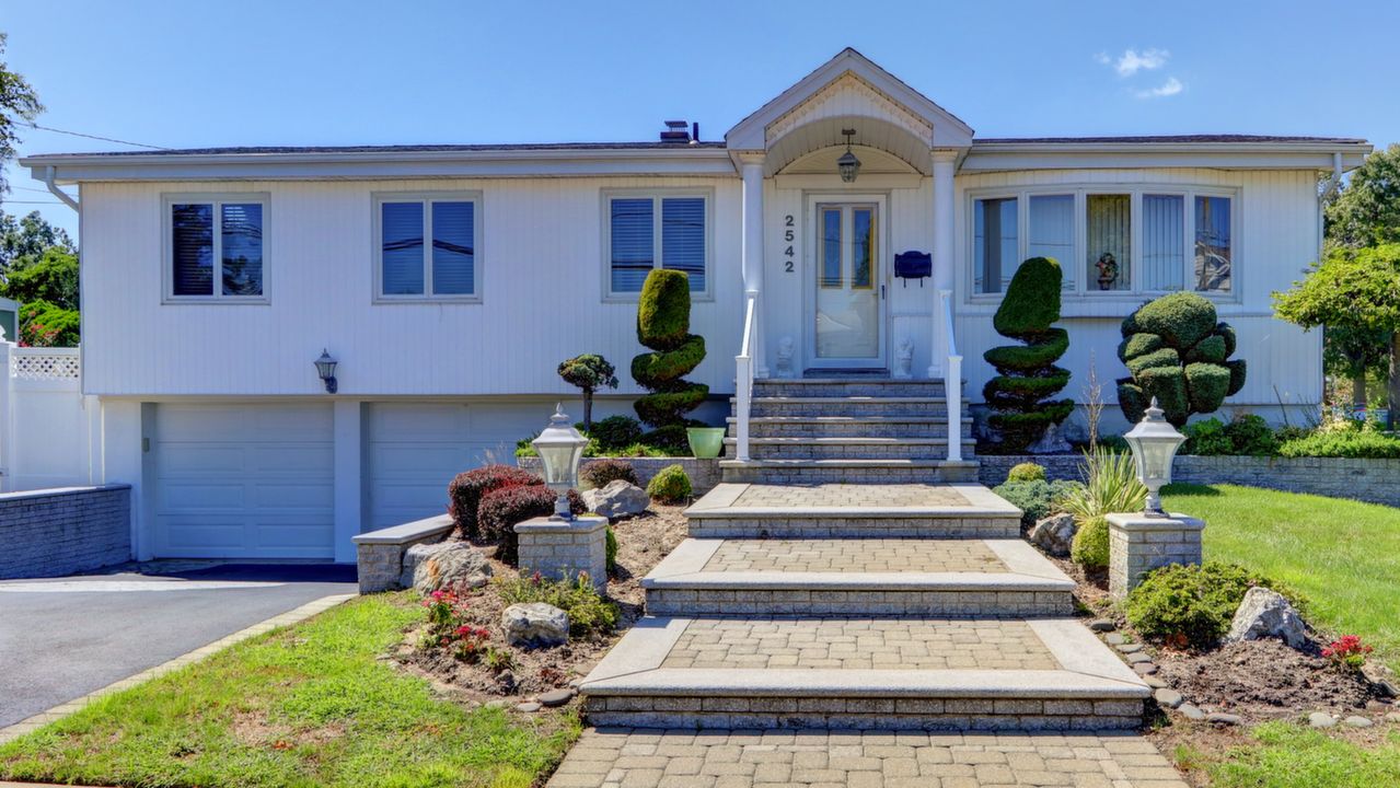 2542 Nelson Dr, Seaford, NY, 11783 Scene 1