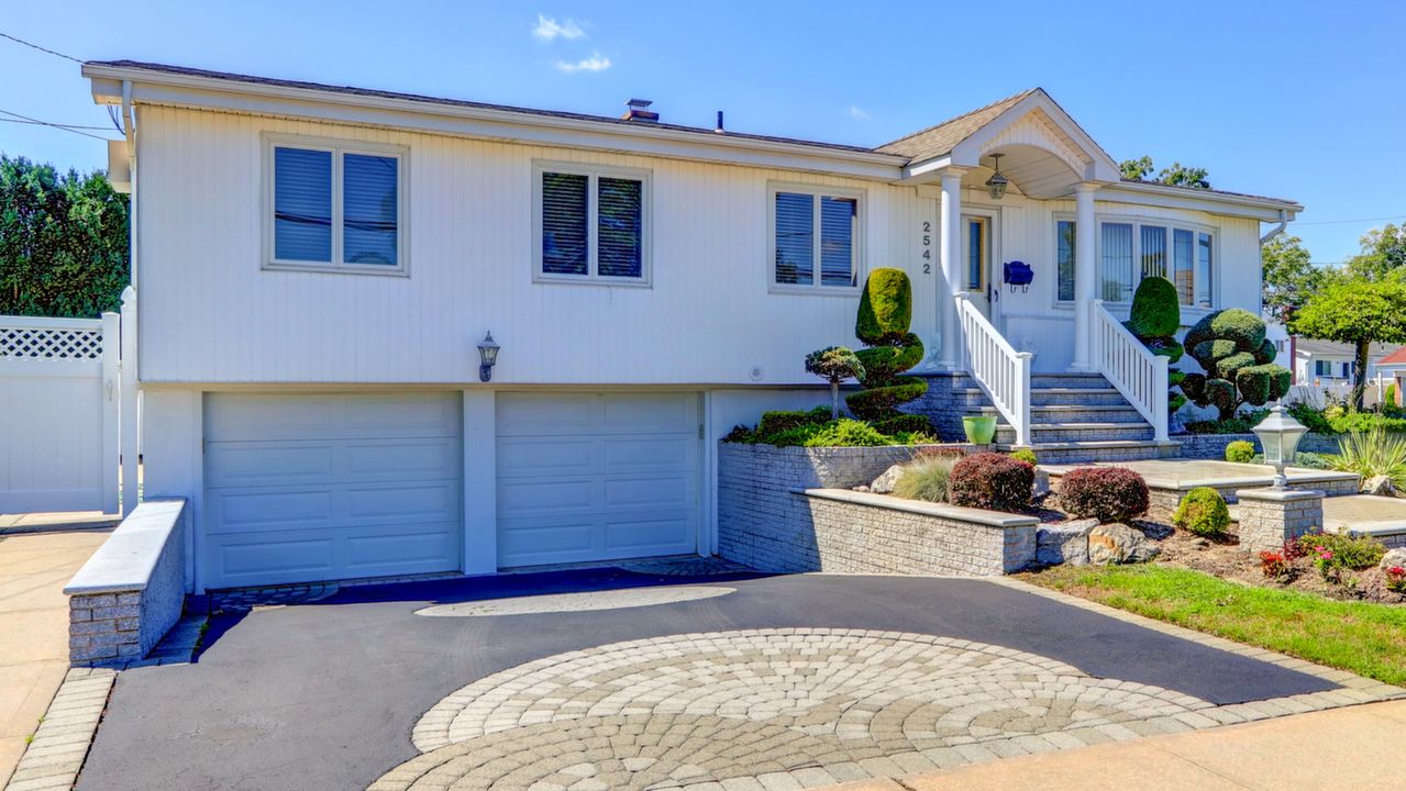 2542 Nelson Dr, Seaford, NY, 11783 Scene 2