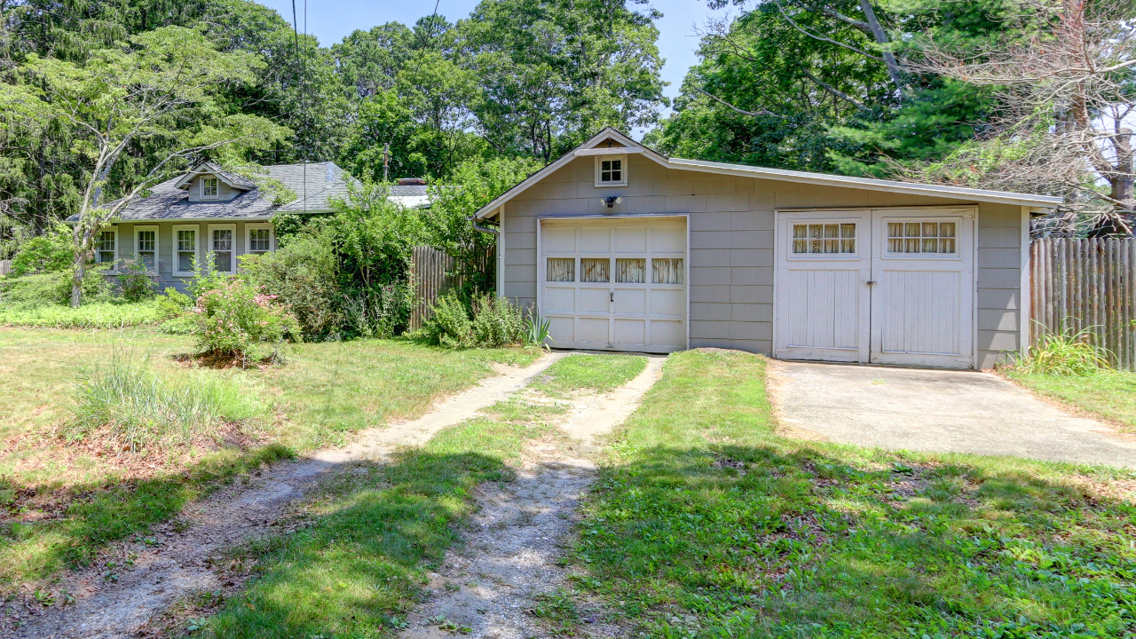 Front of House-Driveway
