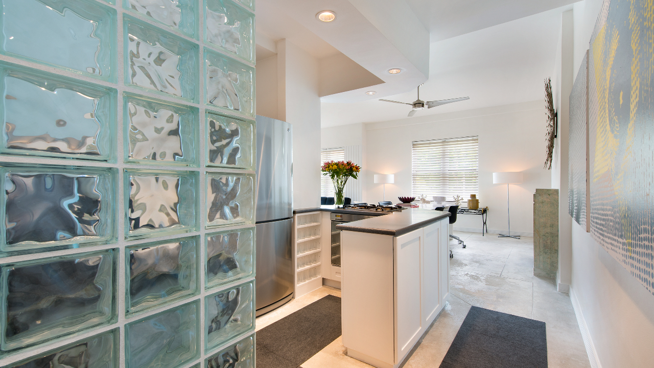 Foyer & Kitchen
