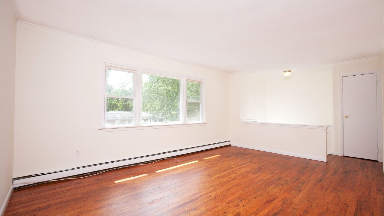 411 Fir Grove Drive, Ronkonkoma, NY, 11779 Scene 2