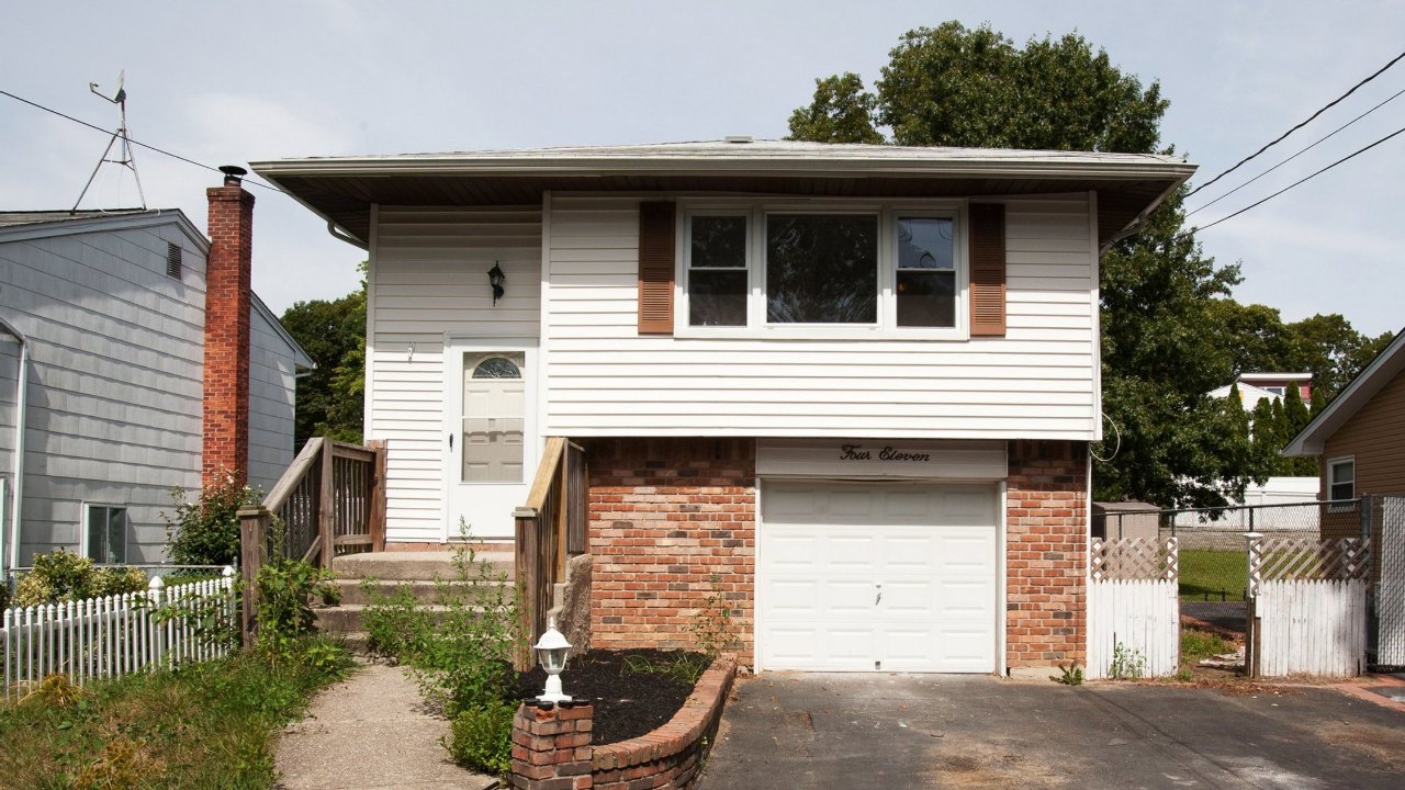 411 Fir Grove Drive, Ronkonkoma, NY, 11779 Scene 1